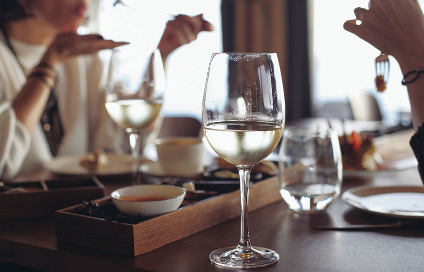 serve-wine-in-a-restaurant